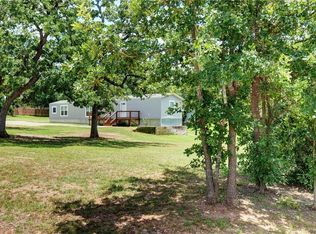 105 Redbird Ln, Smithville, TX 78957