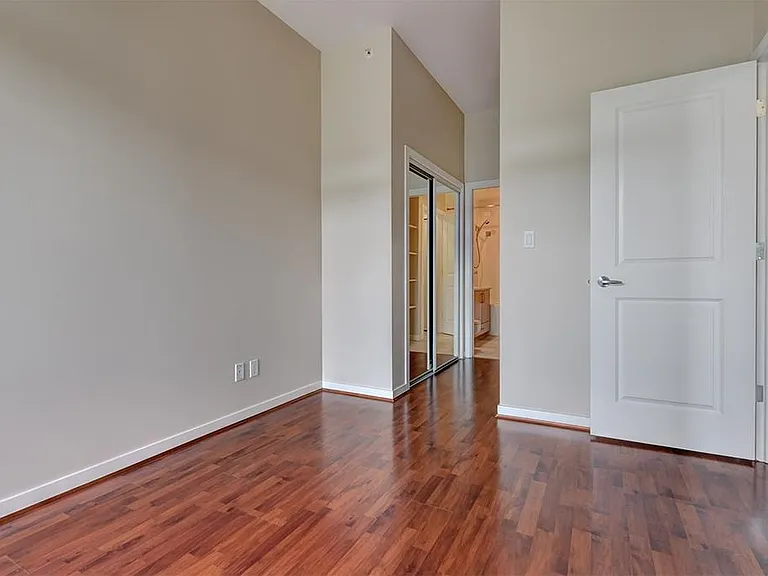8460 Granville Ave #305 — Photo 23