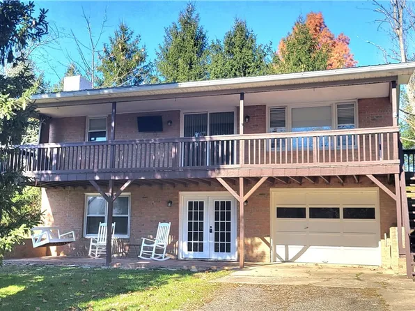 445 N 8th St, McConnelsville, OH 43756