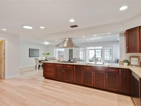 5th image of 209 S Gardenia Ave