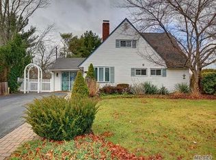 62 Boxwood Ln, Hicksville, NY 11801