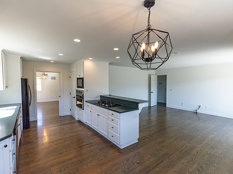 5070 Cochrane Ave — Photo 9