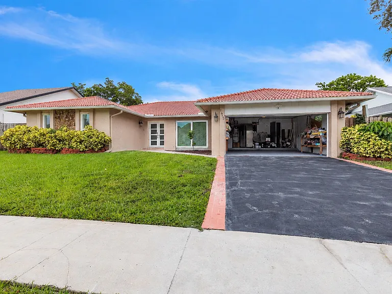 21452 Woodchuck Ln — Photo 37
