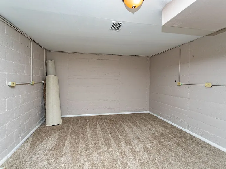 922 E High St — Photo 24