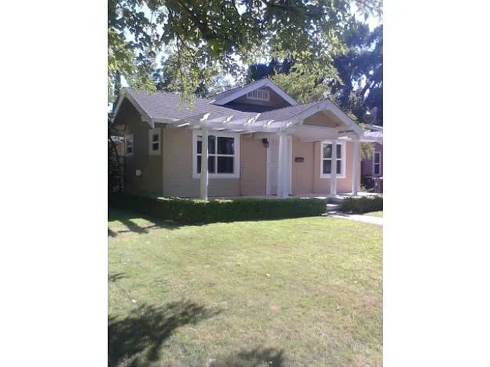 1204 W Walnut St photo 1