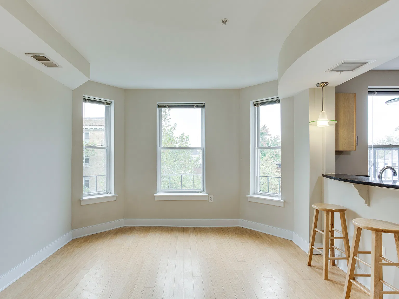 2 bed, 650 sqft, $2,400 — Photo 4