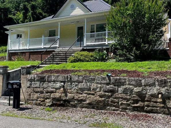1093 Poe Town St, Grundy, VA 24614