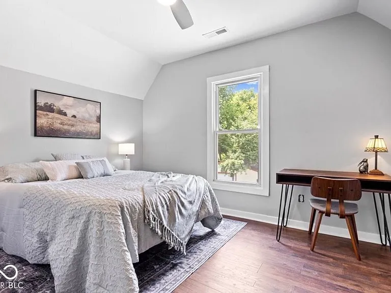 1302 Laurel St — Photo 11