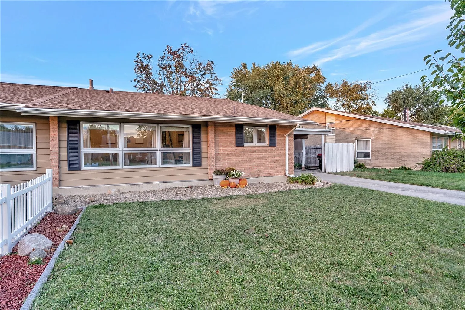 1435 Fairway Dr photo 1