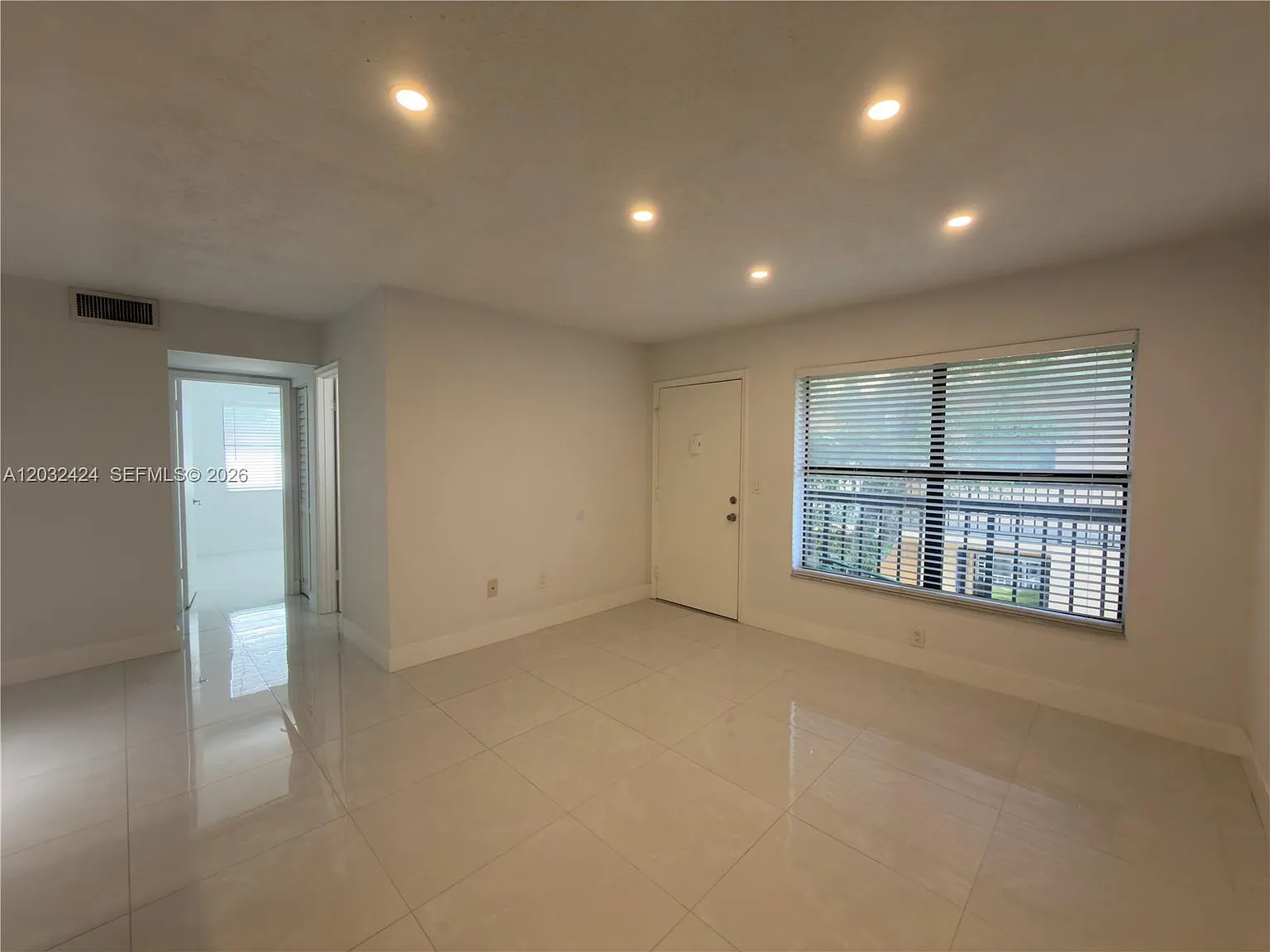 Lago Grande Two Condo — Photo 4