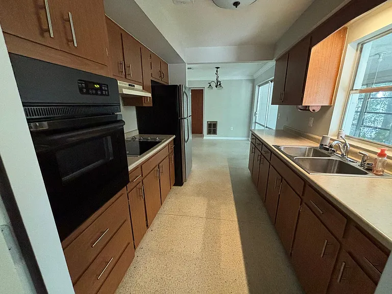 275 Belle Ayre Dr — Photo 5