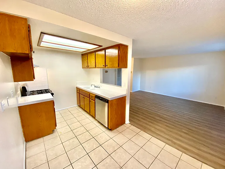 651 W 12th St #4 — Photo 3