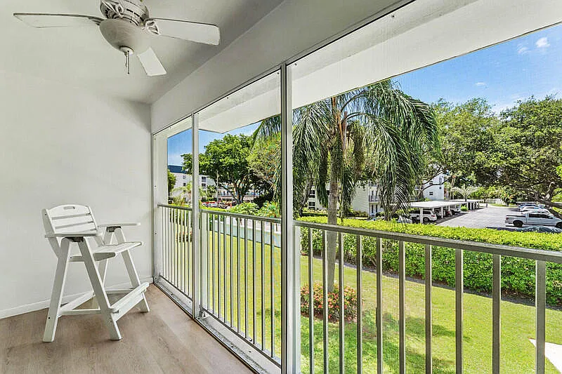 2 bed, 1.5 bath, 931 sqft, $2,200 — Photo 2