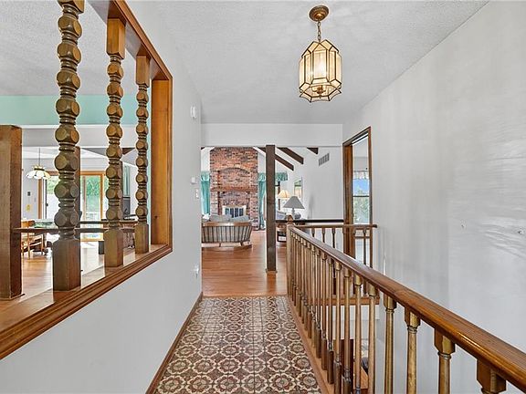 4th image of 221 NW Aspen Ct