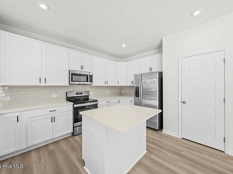 423 Bassett Ln — Photo 10