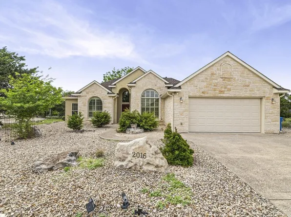 2016 Crown Ridge Dr, Kerrville, TX 78028