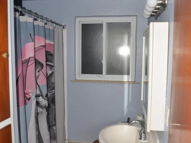 Full bath between two bedrooms
