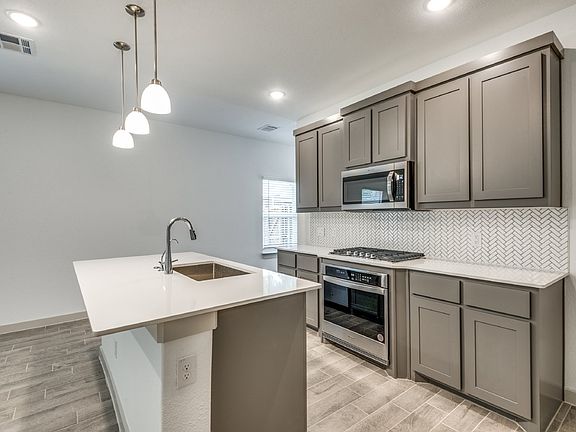 5th image of 3331 Conroe St