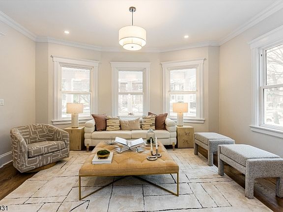 5th image of 210 Baldwin St