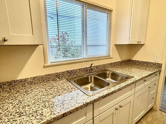 4th image of 151 Oak Ave #2