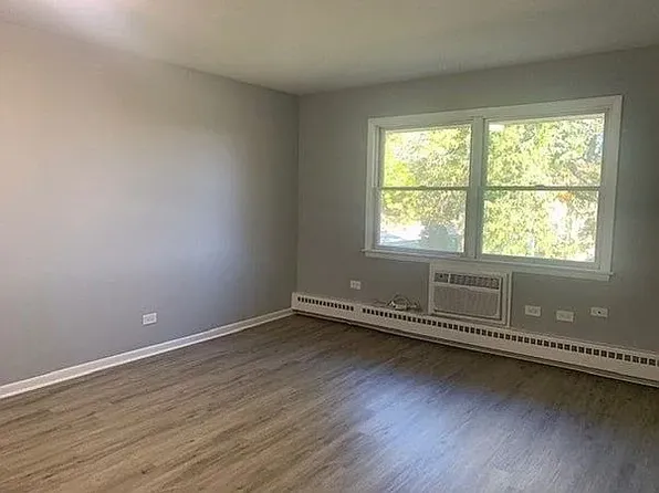 390 Executive Dr APT 207, Carol Stream, IL 60188
