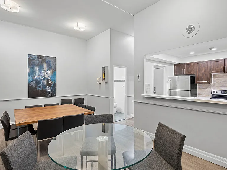1055 Bloor St — Photo 16