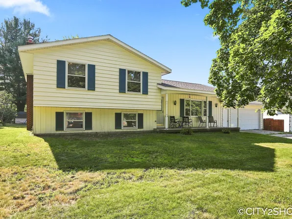 418 Harrison St, Coopersville, MI 49404