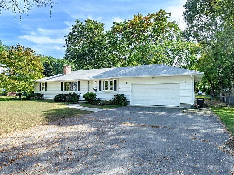 557 Maple Rd #1 — Photo 2