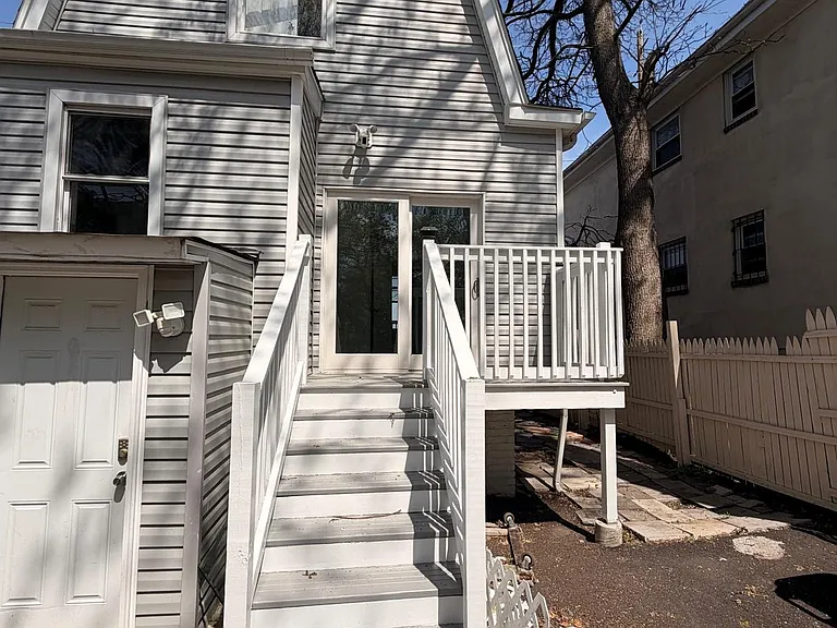 392 14th Ave — Photo 4