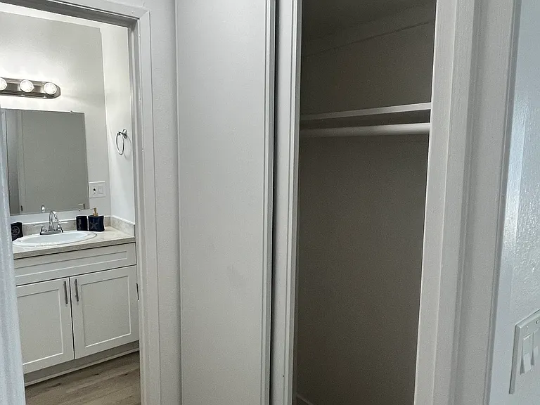 5548 Yarmouth Ave #8 — Photo 3