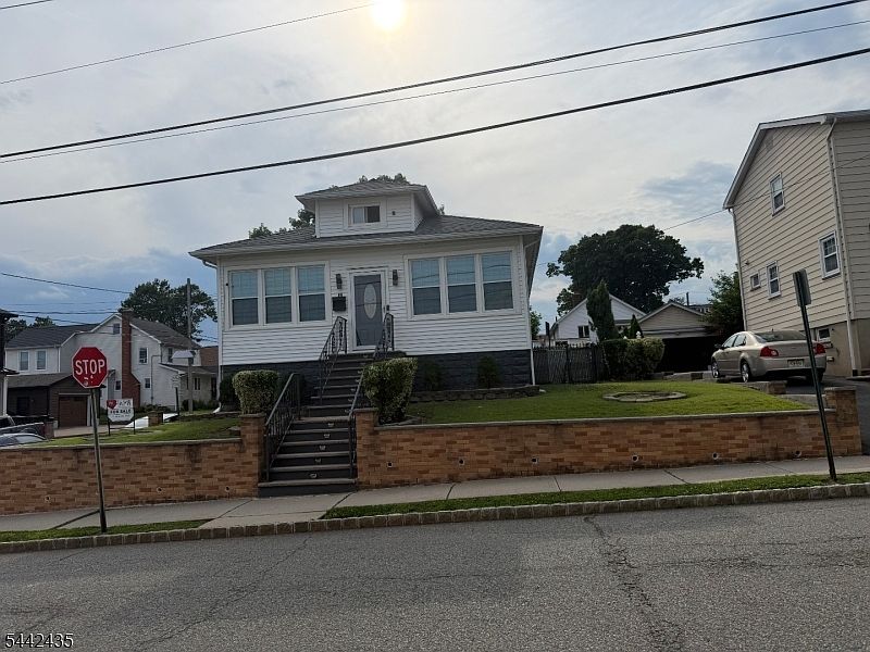 1st image of 33 Adelaide St