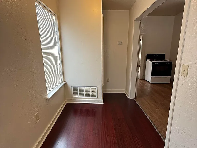 2137 Avenue E — Photo 2