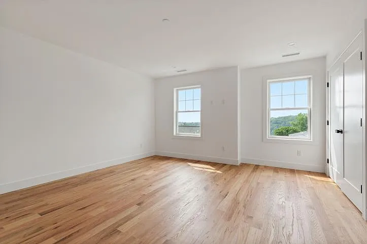 109 Park Ave E — Photo 18