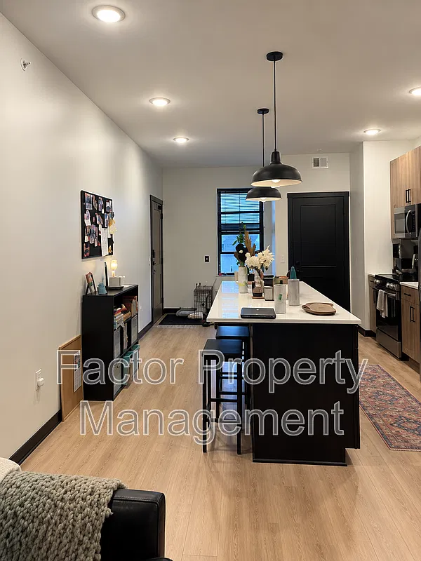 4 bed, 2.0 bath, 1358 sqft, $2,716 — Photo 3
