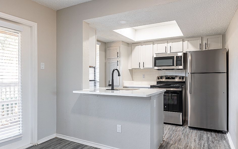 B1 - Designer Open Kitchen with Stainless Steel Appliances