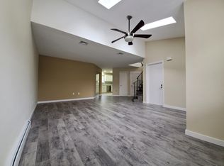 100 Sandpiper Ln, New Windsor, NY 12553