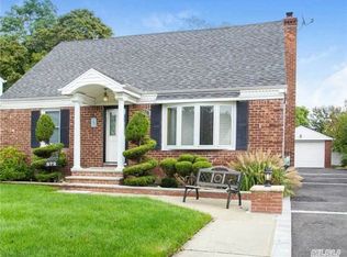 872 Center Dr, Franklin Square, NY 11010