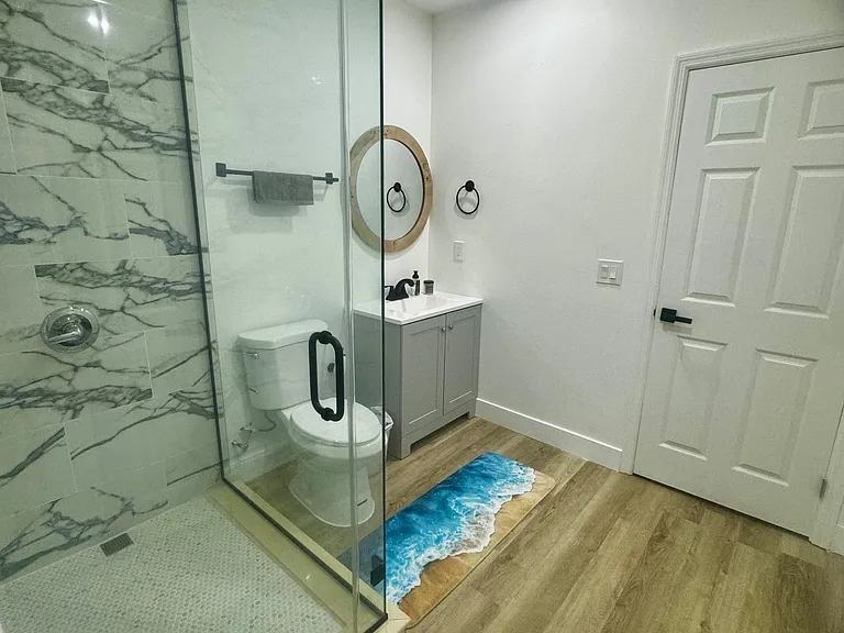 Bathroom 2 (full)