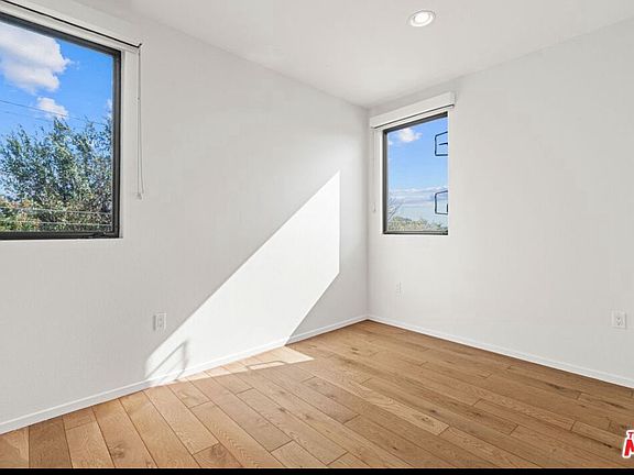 4th image of 4044 Redwood Ave APT 301
