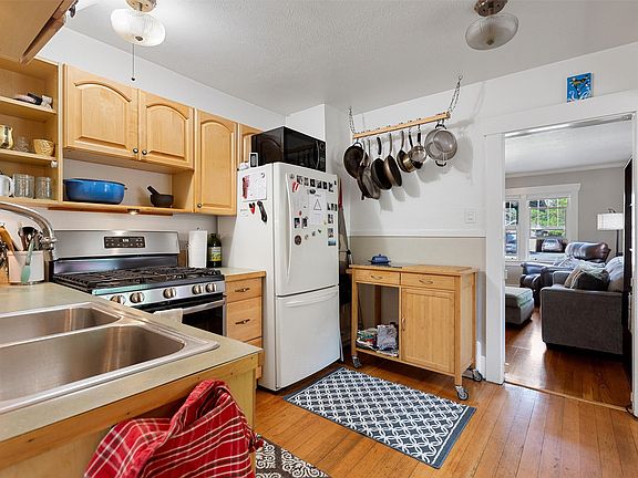 5th image of 521 E Florence St