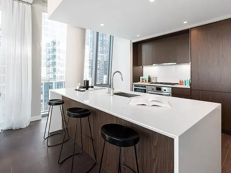 645 59th St #705 — Photo 3