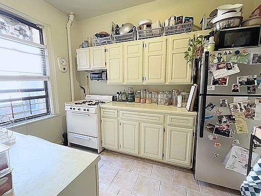 5th image of 256 Seaman Ave APT 4A