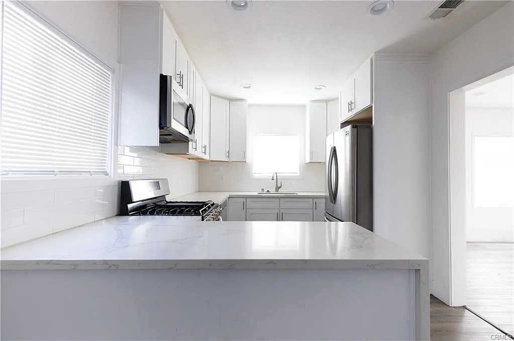 2 bed, 800 sqft, $2,760 — Photo 1