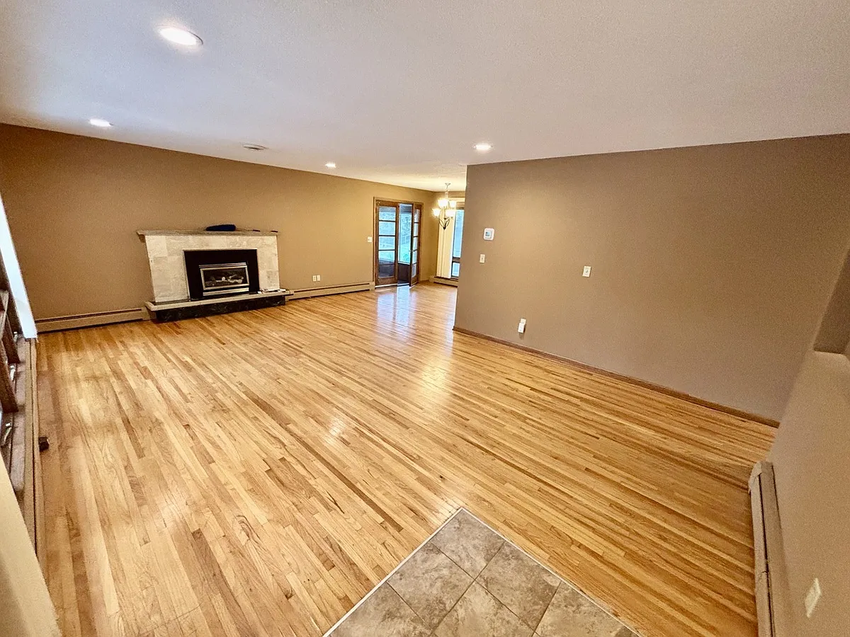 5 bed, 2300 sqft, $2,995 — Photo 3