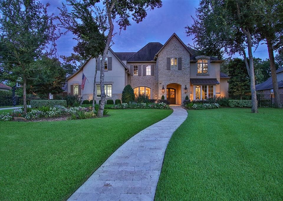 Welcome to 14 Big Trail nestled in the Mature Trees of the exclusive Forest of Sienna Plantation neighborhood. Stately Stucco and Stone Elevation, Tall Windows and attractive Shutters. Four Car-(2 two car ) Side Garages. Its impeccable and Creative L