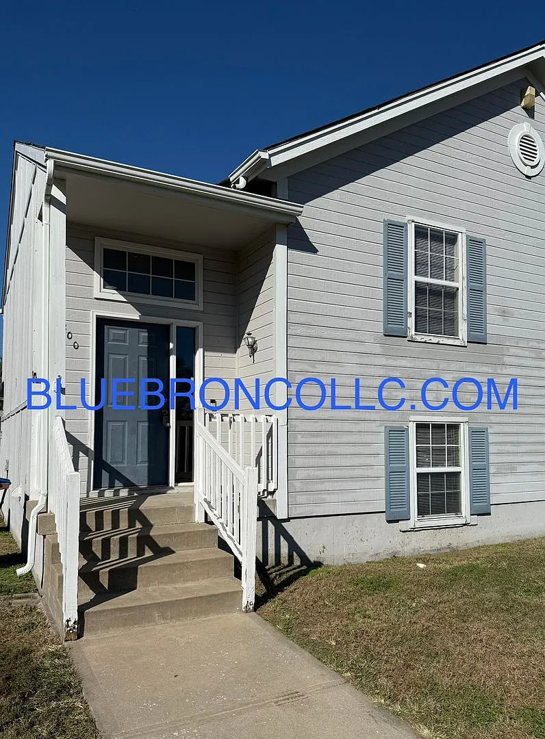 Spacious 3 bedroom unit with new flooring — Photo 1