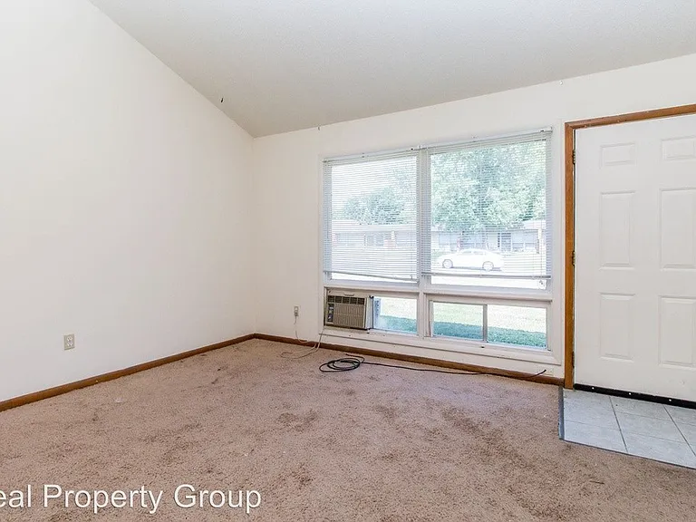 1011 Southpark Dr — Photo 2