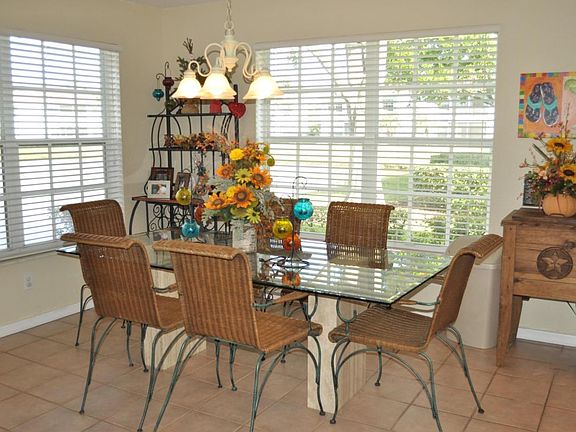 4th image of 1129 SW Swan Lake Cir #402