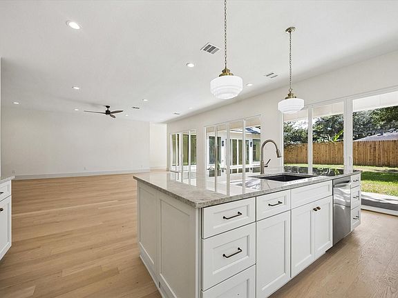 3rd image of 4817 Kingfisher Dr