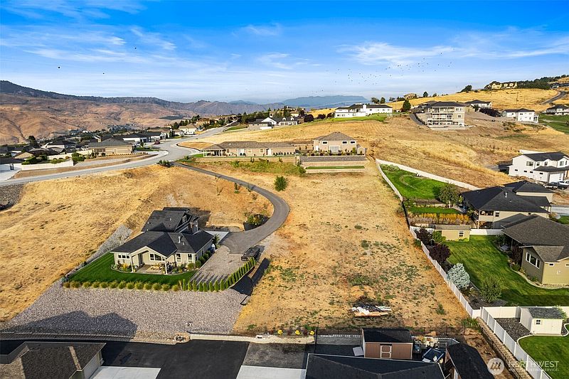 3rd image of 874 Autumn Crest Drive